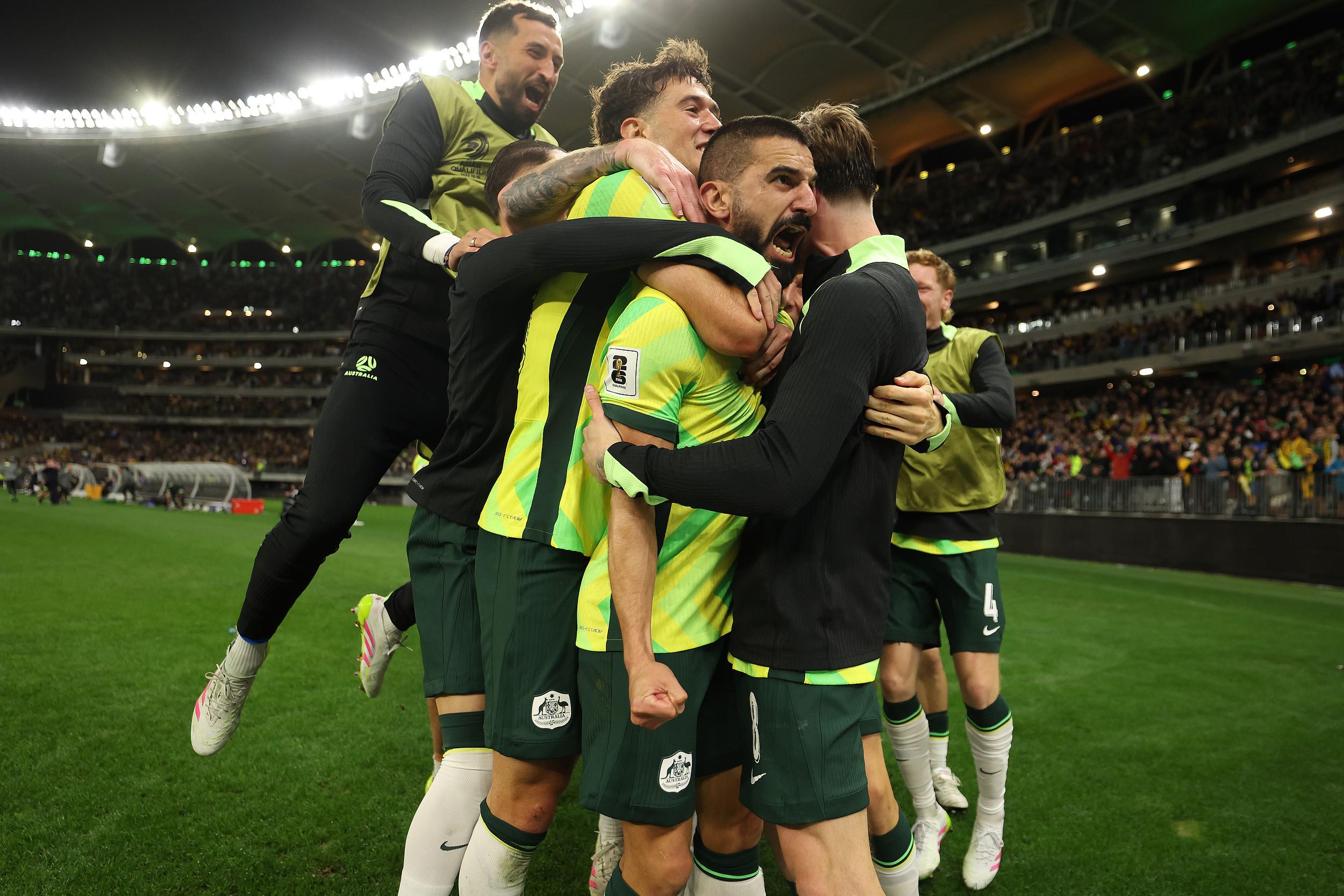 范尼接受球迷掌声送别