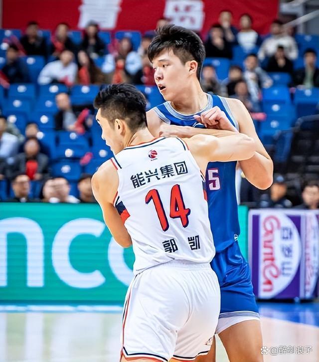 山东双队遭遇失利,季后赛形势堪忧